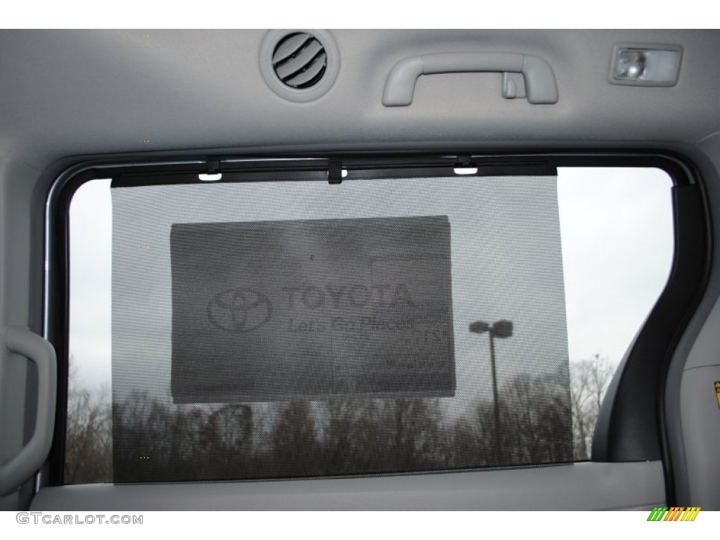 2014 Sienna LE - Silver Sky Metallic / Light Gray photo #13