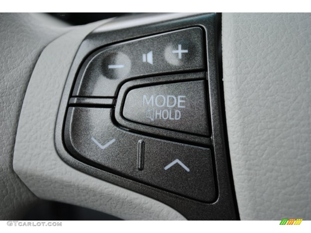 2014 Sienna LE - Silver Sky Metallic / Light Gray photo #21