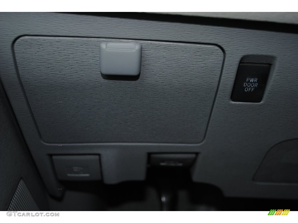 2014 Sienna LE - Silver Sky Metallic / Light Gray photo #24