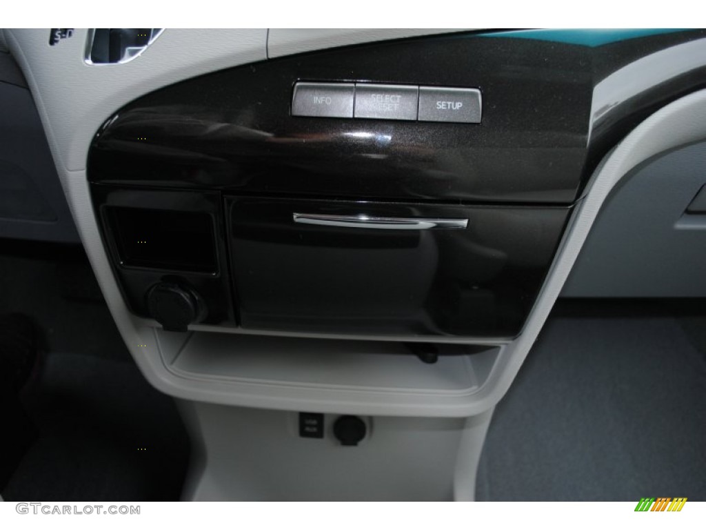 2014 Sienna LE - Silver Sky Metallic / Light Gray photo #25