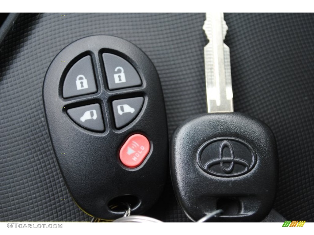 2014 Sienna LE - Silver Sky Metallic / Light Gray photo #29