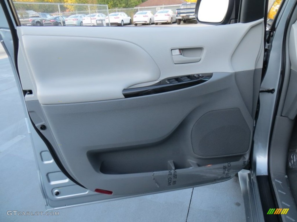 2014 Sienna LE - Silver Sky Metallic / Light Gray photo #23