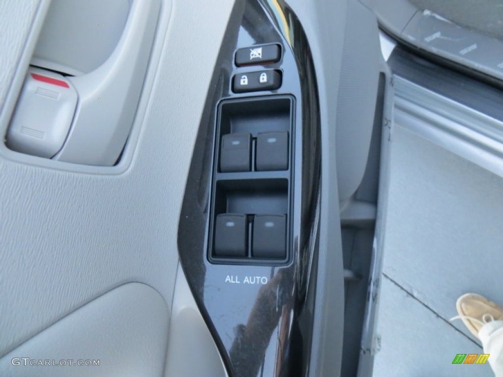 2014 Sienna LE - Silver Sky Metallic / Light Gray photo #24