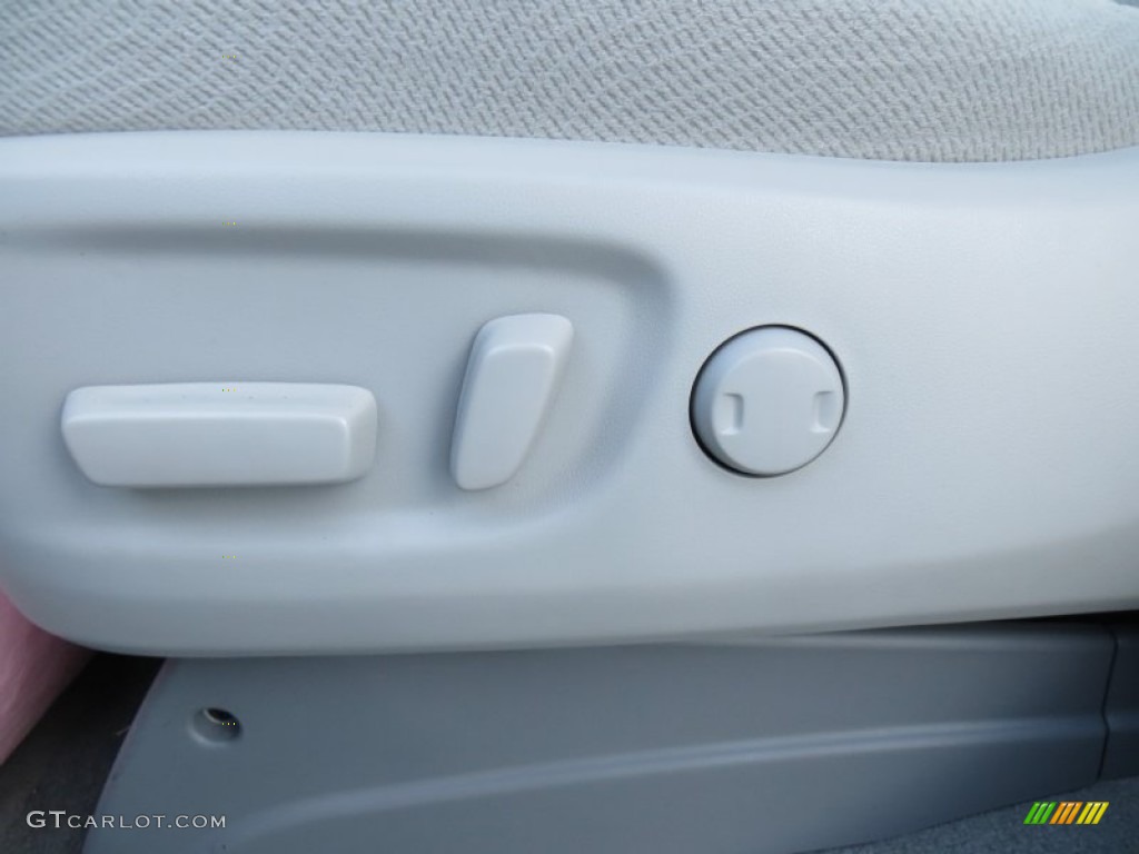 2014 Sienna LE - Silver Sky Metallic / Light Gray photo #27