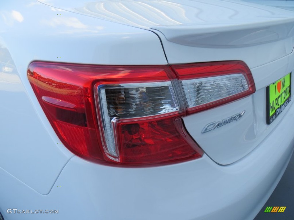 2014 Camry SE - Super White / Black/Ash photo #13