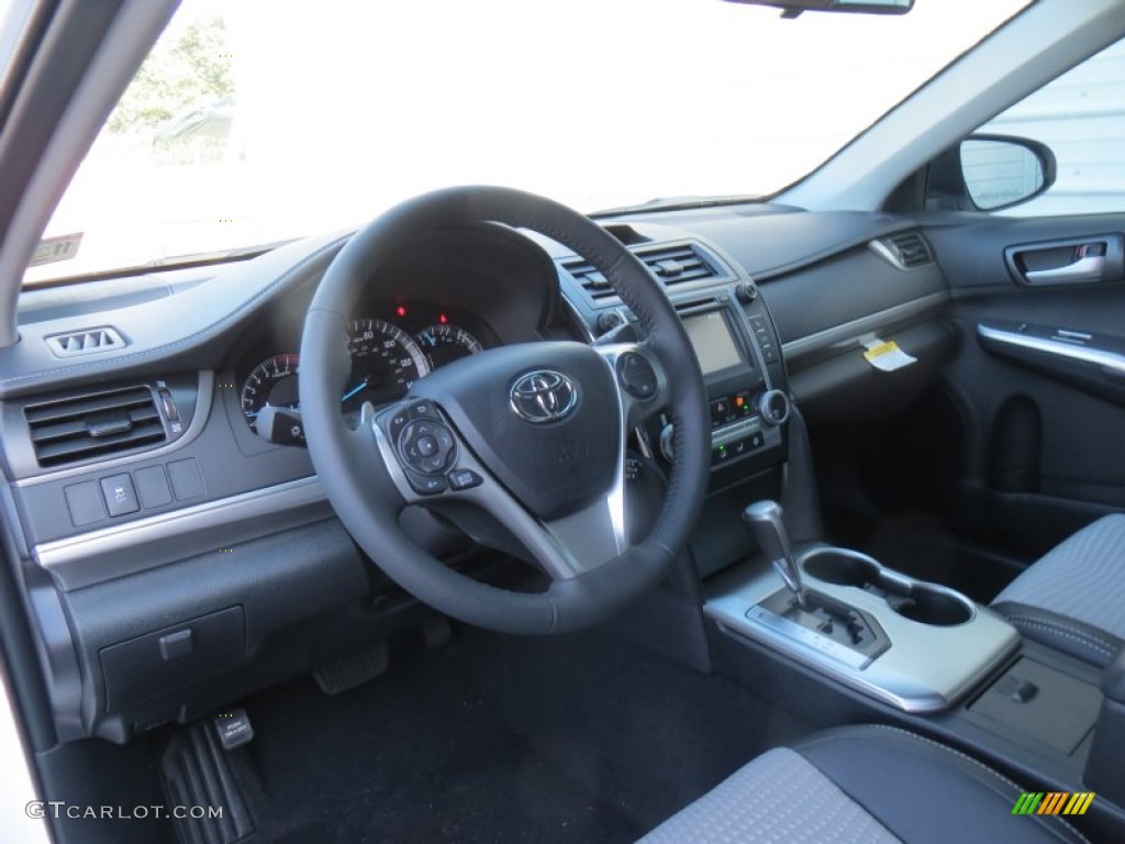 2014 Camry SE - Super White / Black/Ash photo #25