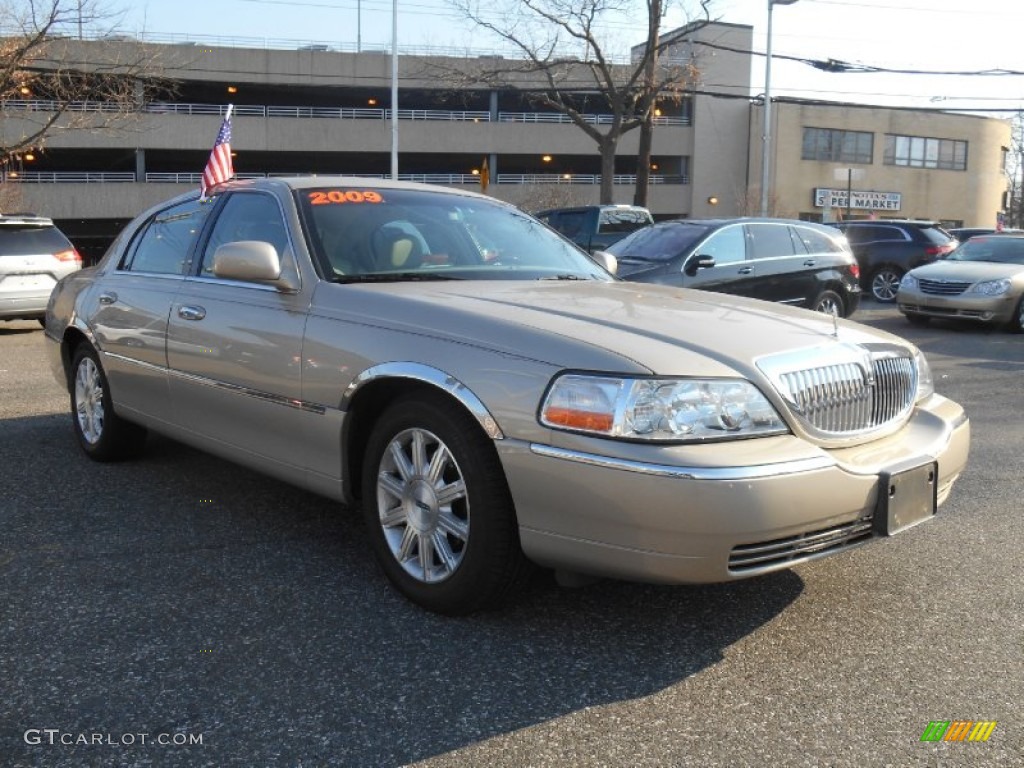 2009 Town Car Signature Limited - Light French Silk Metallic / Light Camel photo #1