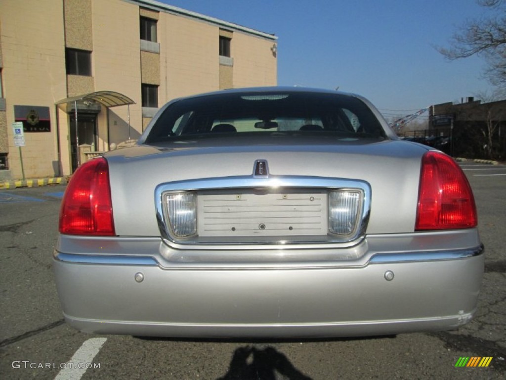 2003 Town Car Signature - Light Parchment Gold / Black photo #6