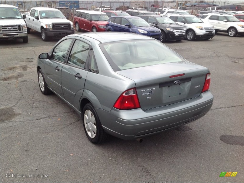 2006 Focus ZX4 SE Sedan - Light Tundra Metallic / Dark Pebble/Light Pebble photo #5