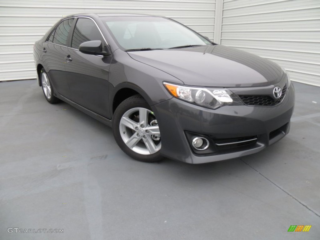 2014 Camry SE - Magnetic Gray Metallic / Black photo #2