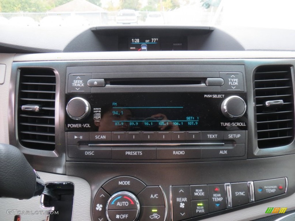 2014 Toyota Sienna SE Audio System Photos