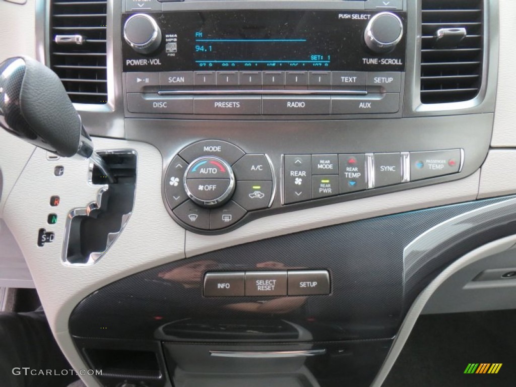 2014 Toyota Sienna SE Controls Photo #88554984