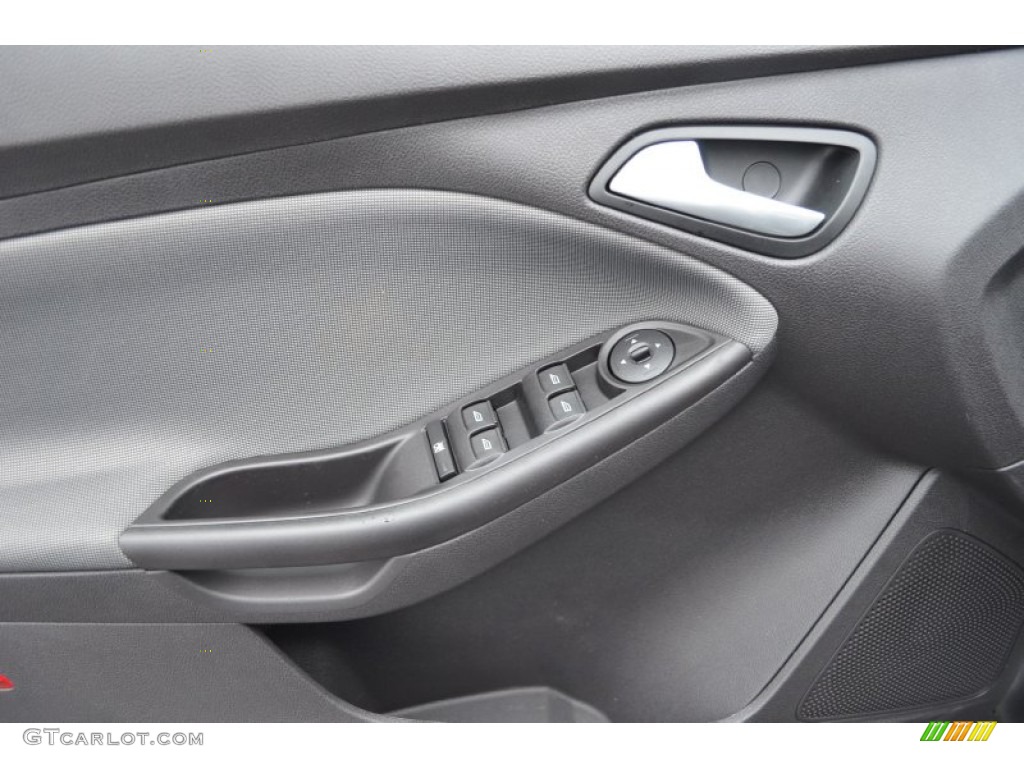 2014 Focus SE Hatchback - Sterling Gray / Charcoal Black photo #4