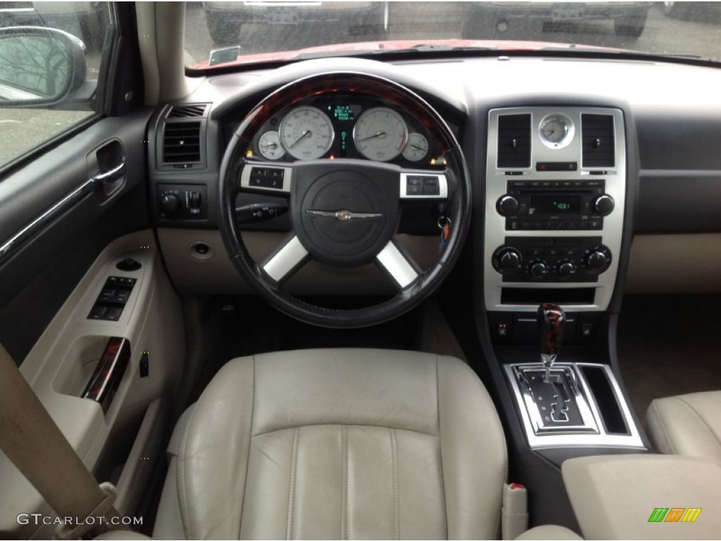2007 300 C HEMI - Inferno Red Crystal Pearlcoat / Dark Slate Gray/Light Graystone photo #11