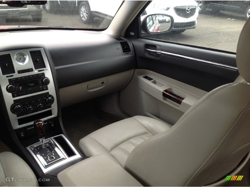 2007 300 C HEMI - Inferno Red Crystal Pearlcoat / Dark Slate Gray/Light Graystone photo #12