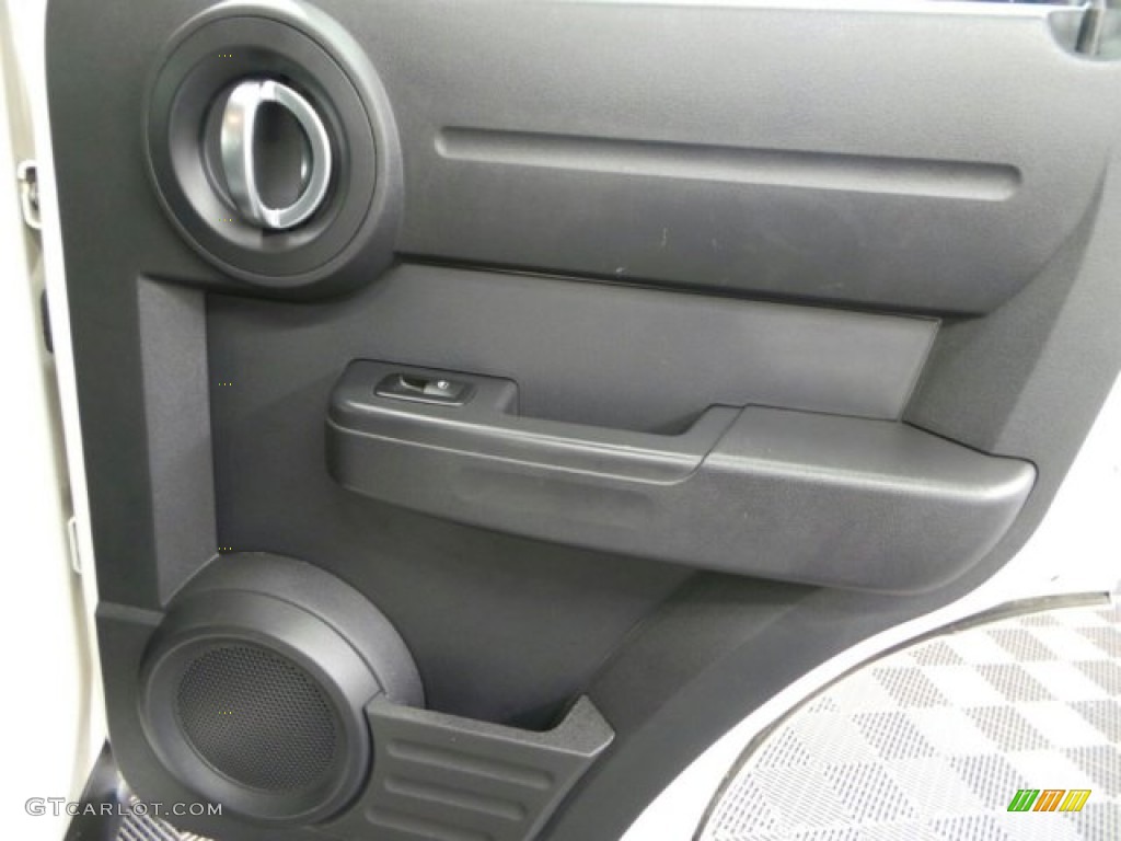 2009 Nitro SE 4x4 - Stone White / Dark Slate Gray photo #15