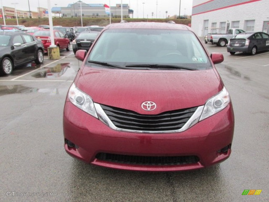 2011 Sienna LE - Salsa Red Pearl / Light Gray photo #4