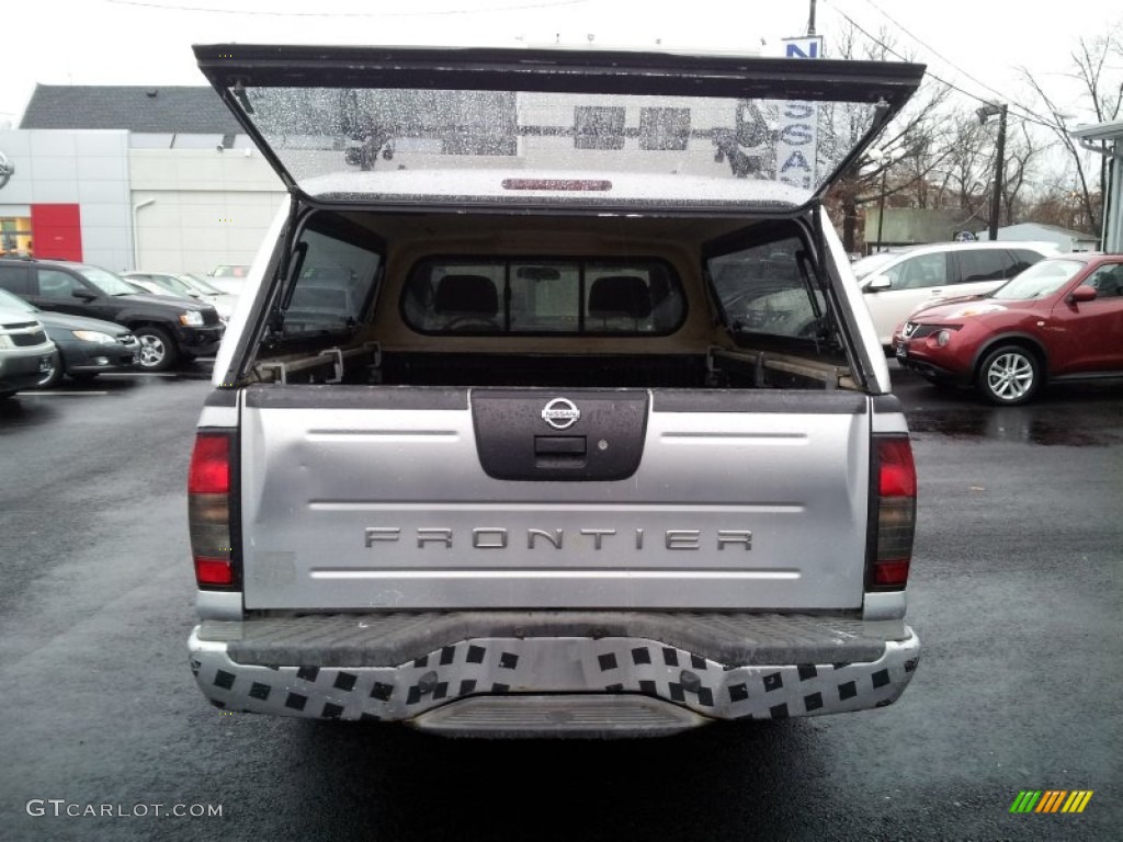 2004 Frontier XE King Cab - Radiant Silver Metallic / Gray photo #5