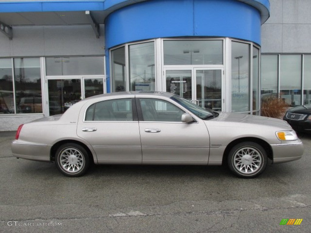 Light Parchment Gold Metallic 2001 Lincoln Town Car Signature Exterior Photo #88583170