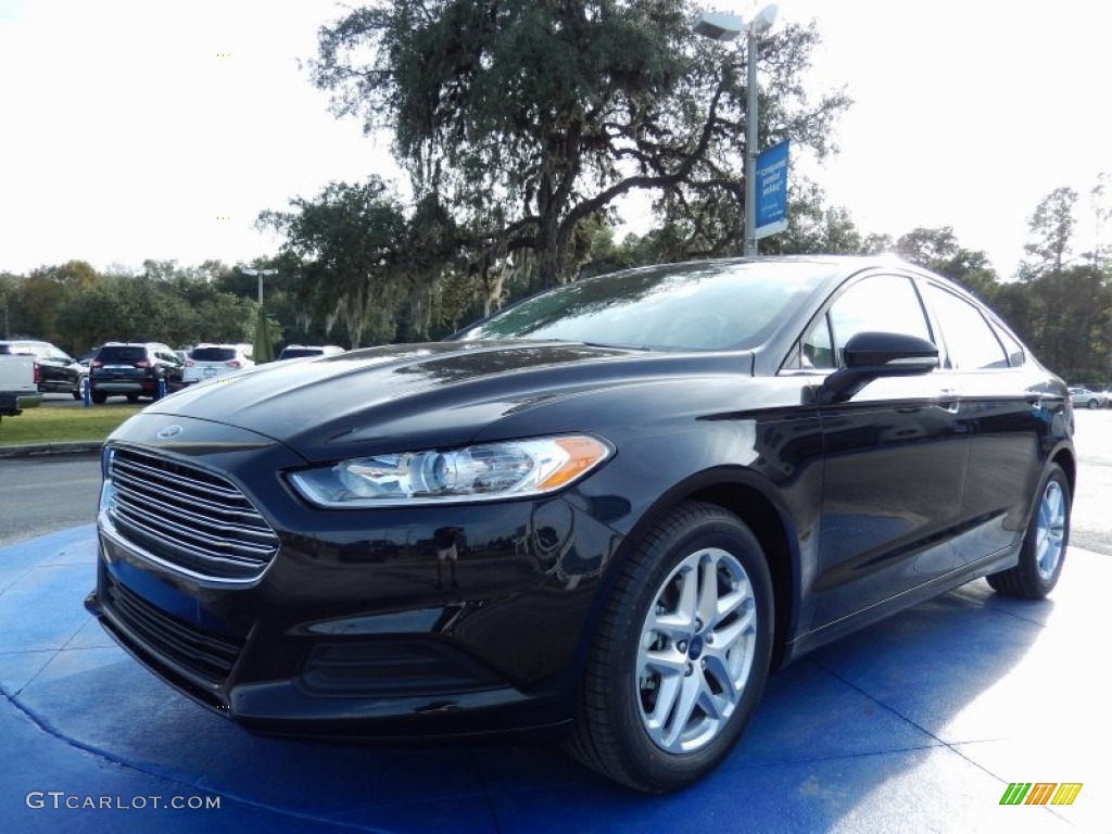 2014 Fusion SE - Tuxedo Black / Dune photo #1