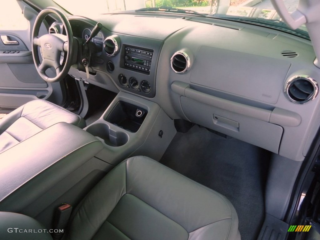 2005 Ford Expedition XLT 4x4 Medium Flint Grey Dashboard Photo #88616200