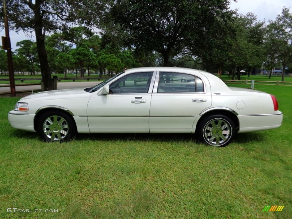 Ceramic White Tri-Coat 2005 Lincoln Town Car Signature Limited Exterior Photo #88625374