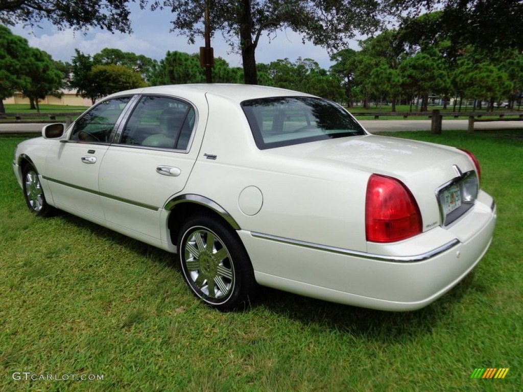 2005 Town Car Signature Limited - Ceramic White Tri-Coat / Medium Light Stone/Dark Stone photo #5