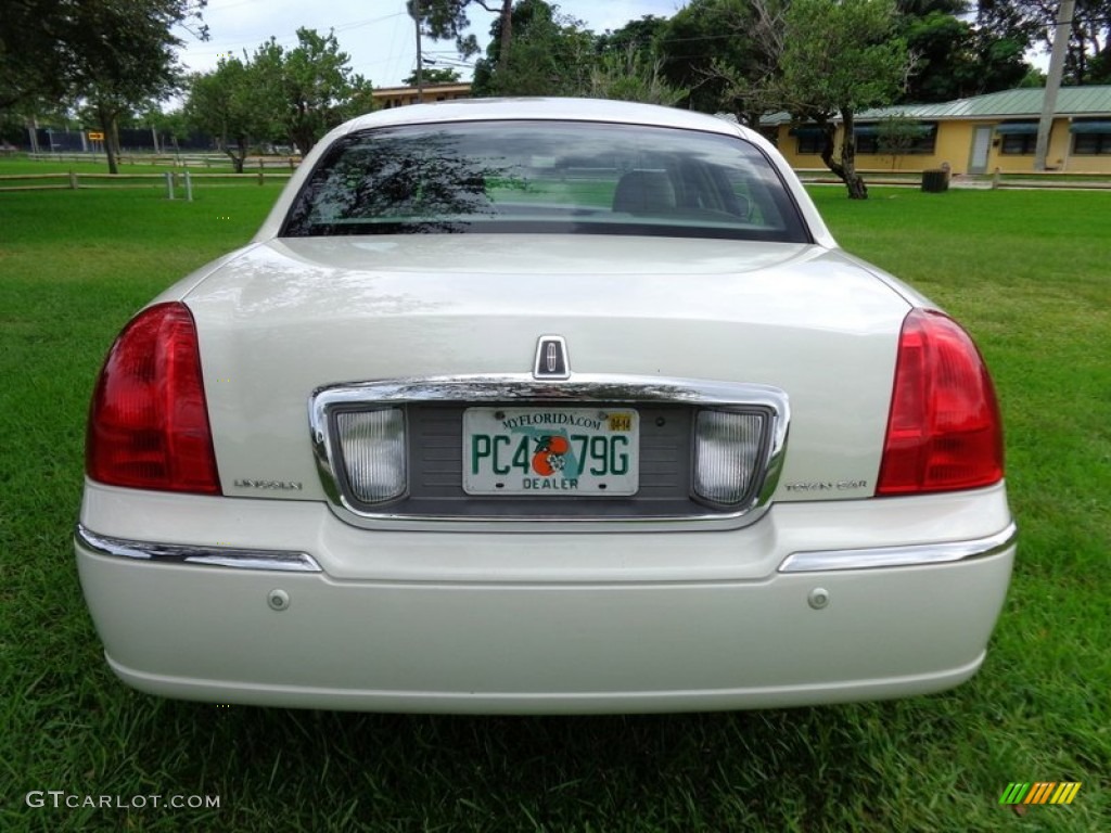 2005 Town Car Signature Limited - Ceramic White Tri-Coat / Medium Light Stone/Dark Stone photo #7