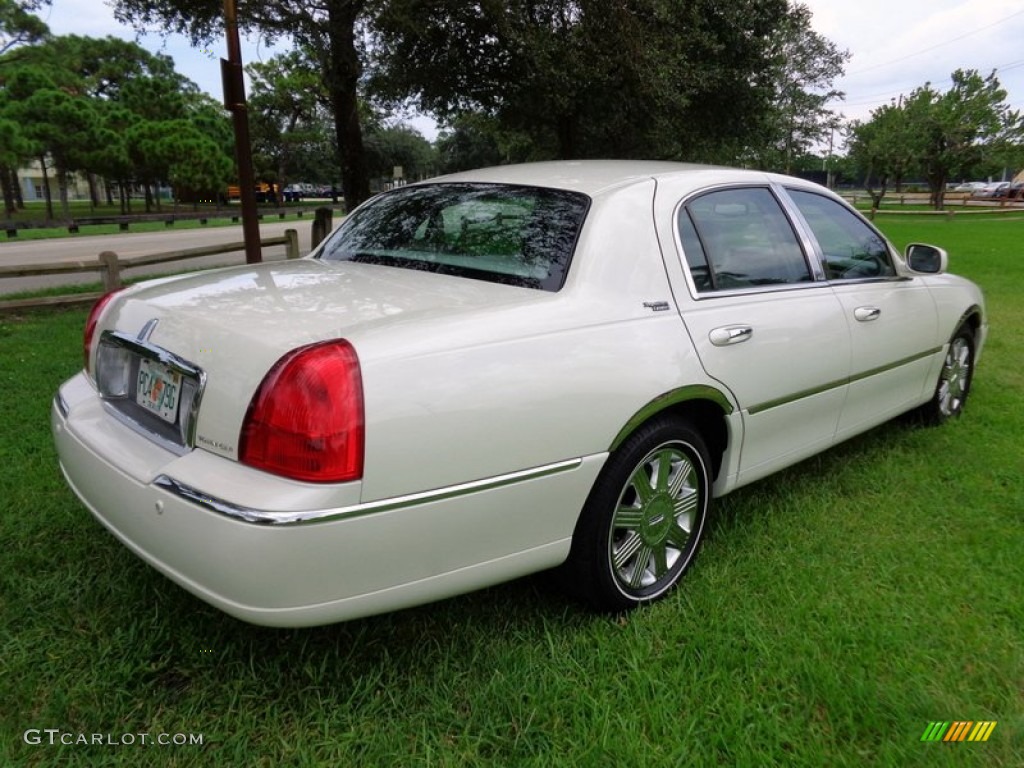 2005 Town Car Signature Limited - Ceramic White Tri-Coat / Medium Light Stone/Dark Stone photo #9