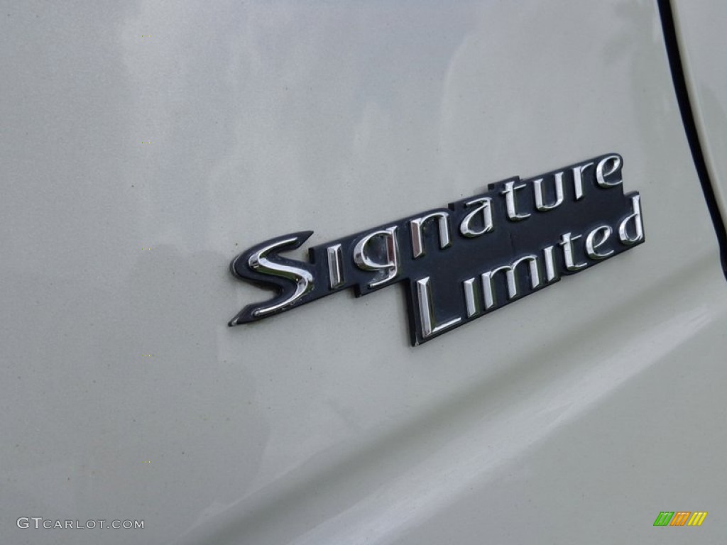 2005 Town Car Signature Limited - Ceramic White Tri-Coat / Medium Light Stone/Dark Stone photo #10