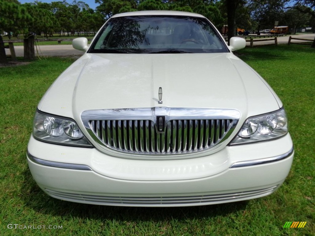 2005 Town Car Signature Limited - Ceramic White Tri-Coat / Medium Light Stone/Dark Stone photo #13