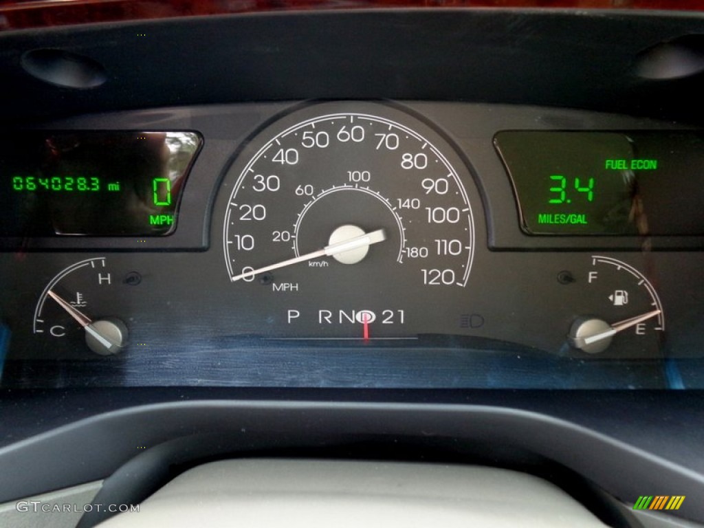 2005 Lincoln Town Car Signature Limited Gauges Photo #88625449