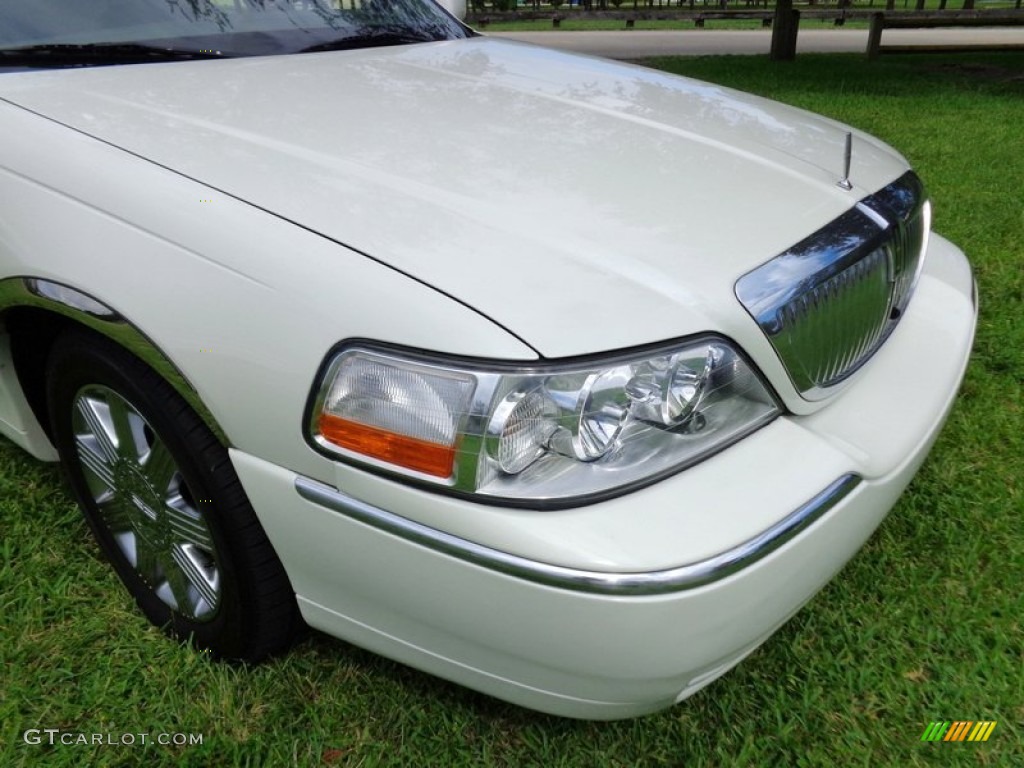 2005 Town Car Signature Limited - Ceramic White Tri-Coat / Medium Light Stone/Dark Stone photo #15