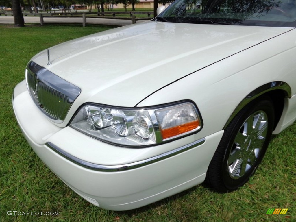 2005 Town Car Signature Limited - Ceramic White Tri-Coat / Medium Light Stone/Dark Stone photo #19