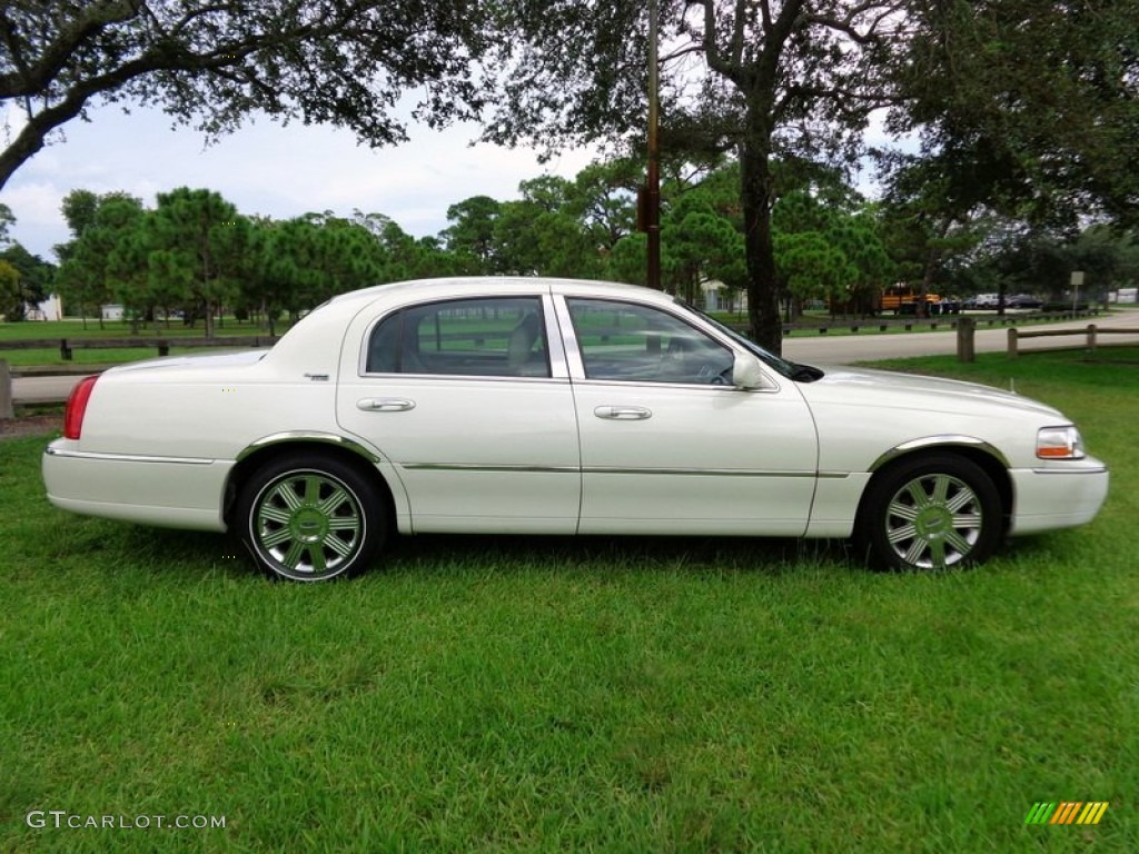 2005 Town Car Signature Limited - Ceramic White Tri-Coat / Medium Light Stone/Dark Stone photo #21