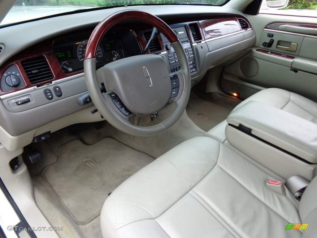 Medium Light Stone/Dark Stone Interior 2005 Lincoln Town Car Signature Limited Photo #88625500