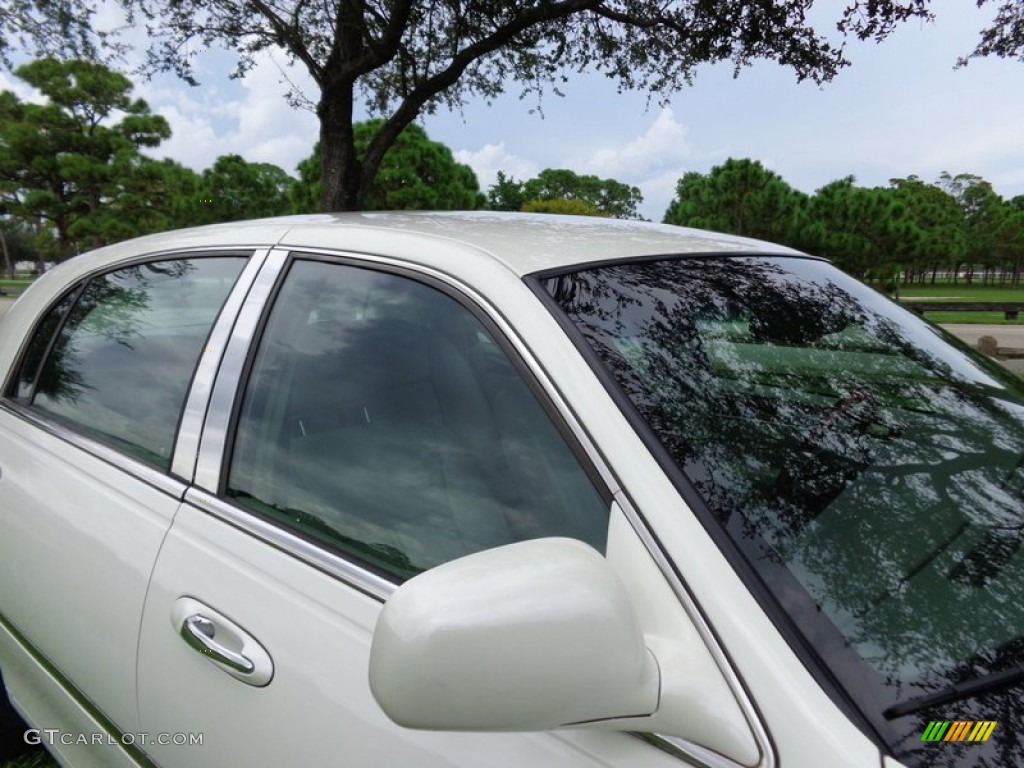 2005 Town Car Signature Limited - Ceramic White Tri-Coat / Medium Light Stone/Dark Stone photo #23