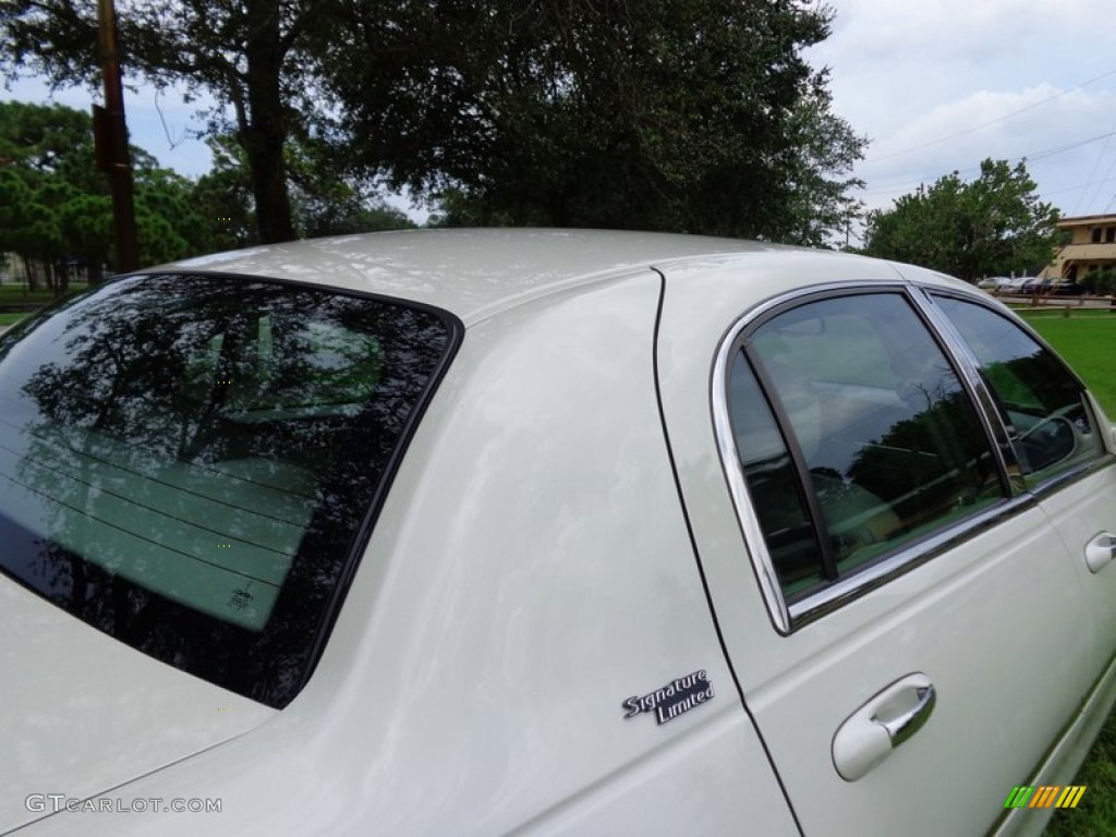 2005 Town Car Signature Limited - Ceramic White Tri-Coat / Medium Light Stone/Dark Stone photo #25