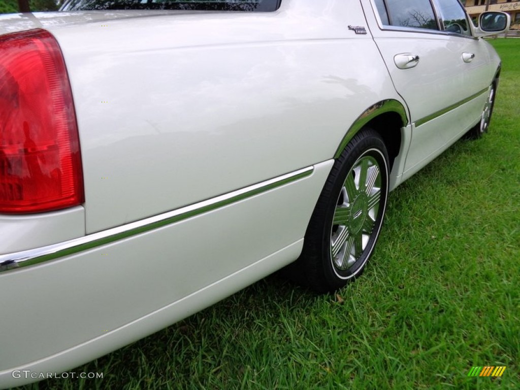 2005 Town Car Signature Limited - Ceramic White Tri-Coat / Medium Light Stone/Dark Stone photo #27