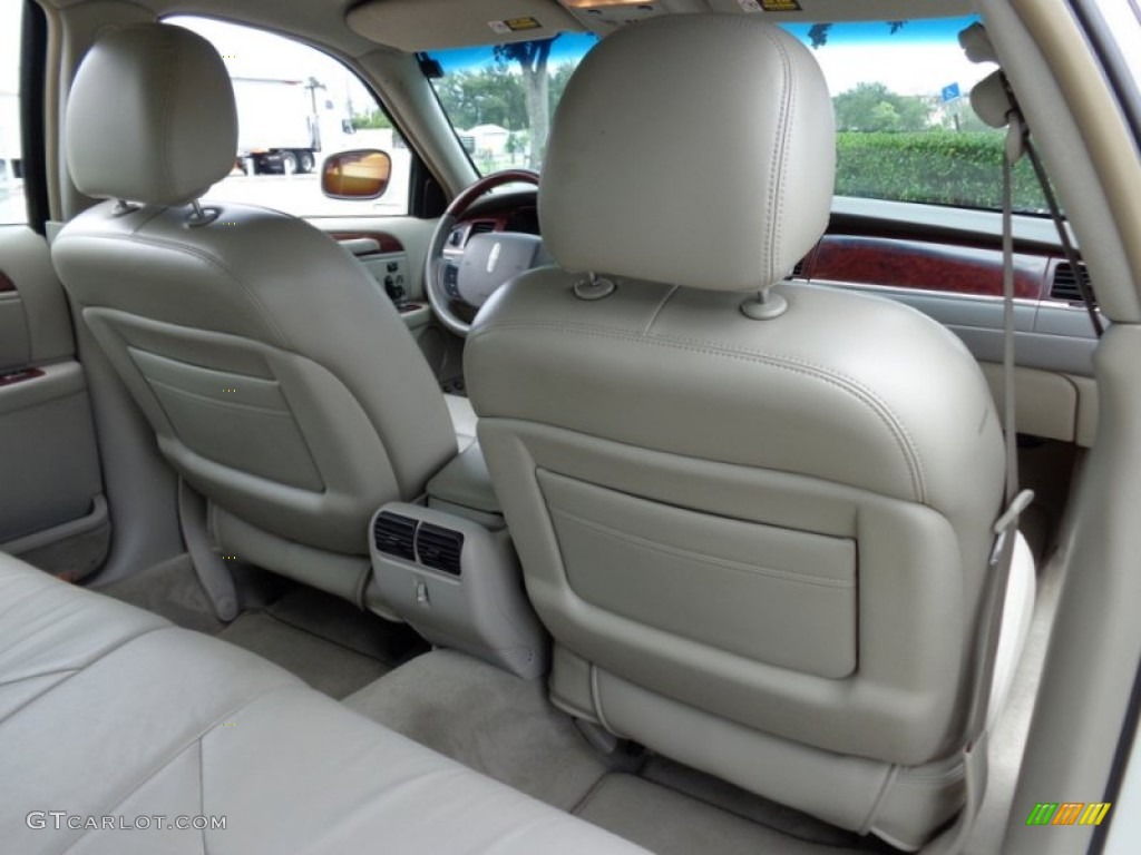 2005 Town Car Signature Limited - Ceramic White Tri-Coat / Medium Light Stone/Dark Stone photo #28