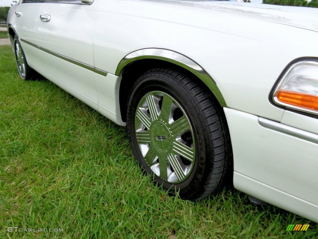 2005 Town Car Signature Limited - Ceramic White Tri-Coat / Medium Light Stone/Dark Stone photo #33