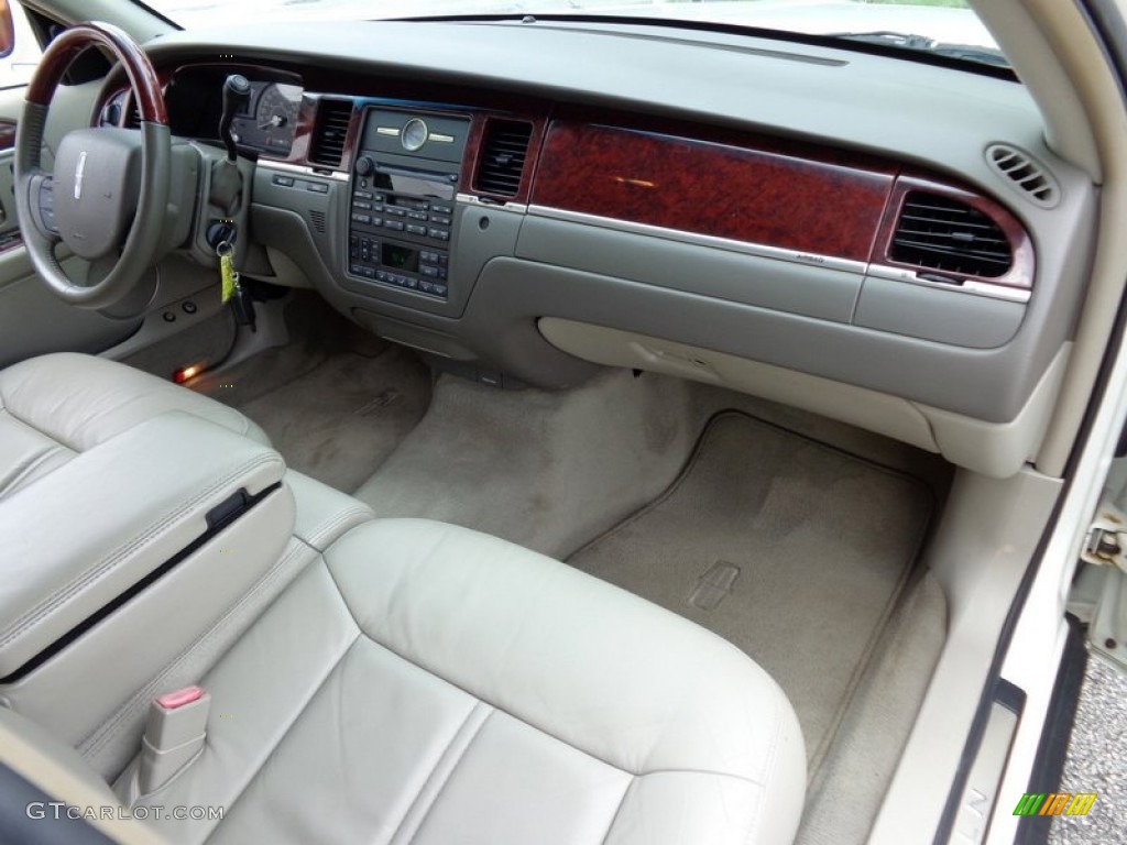 2005 Town Car Signature Limited - Ceramic White Tri-Coat / Medium Light Stone/Dark Stone photo #34