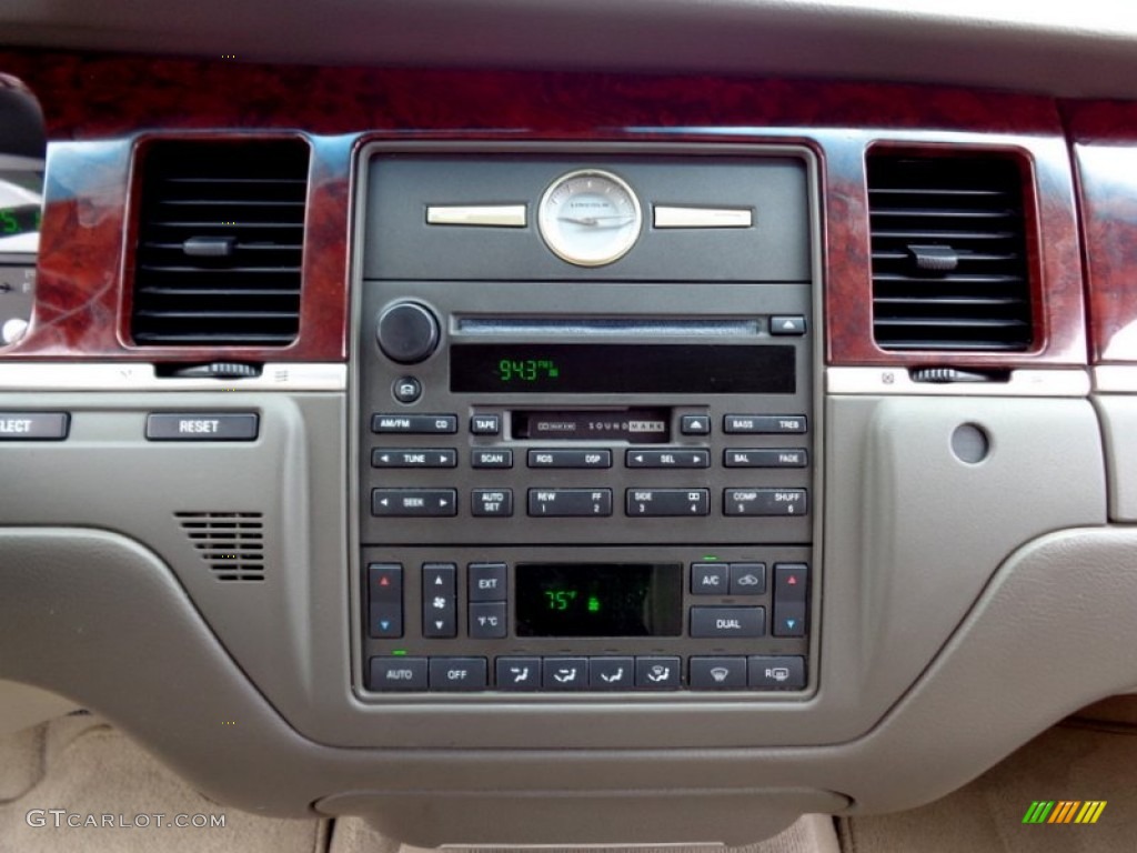 2005 Lincoln Town Car Signature Limited Controls Photo #88625596