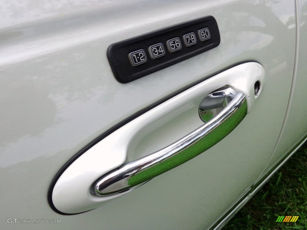 2005 Town Car Signature Limited - Ceramic White Tri-Coat / Medium Light Stone/Dark Stone photo #37