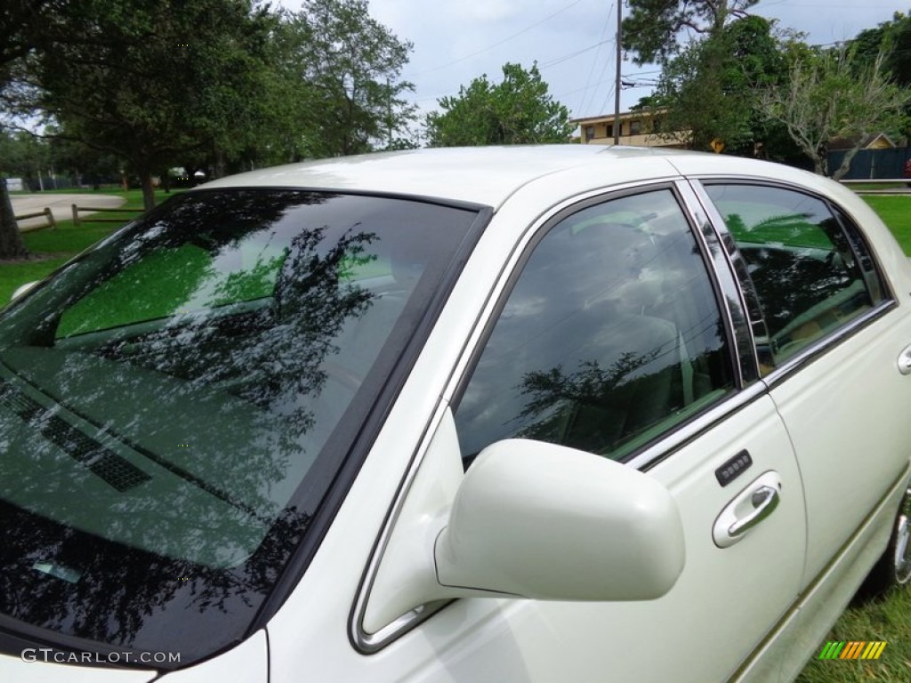 2005 Town Car Signature Limited - Ceramic White Tri-Coat / Medium Light Stone/Dark Stone photo #40