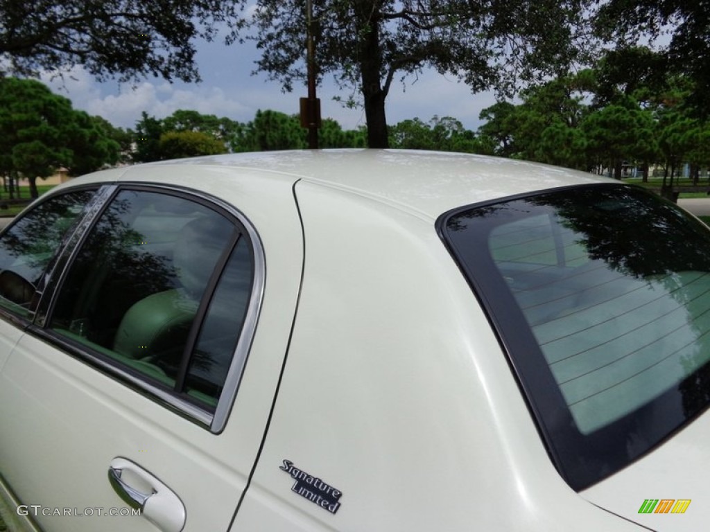 2005 Town Car Signature Limited - Ceramic White Tri-Coat / Medium Light Stone/Dark Stone photo #41