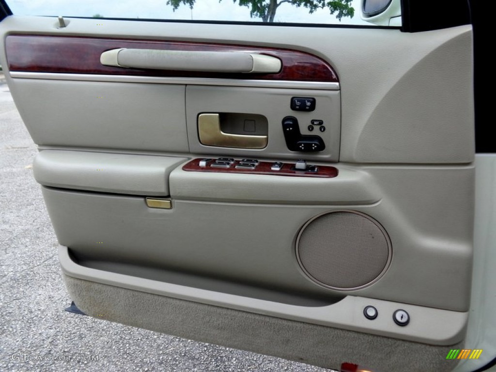 2005 Town Car Signature Limited - Ceramic White Tri-Coat / Medium Light Stone/Dark Stone photo #43