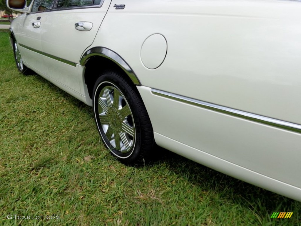 2005 Town Car Signature Limited - Ceramic White Tri-Coat / Medium Light Stone/Dark Stone photo #44