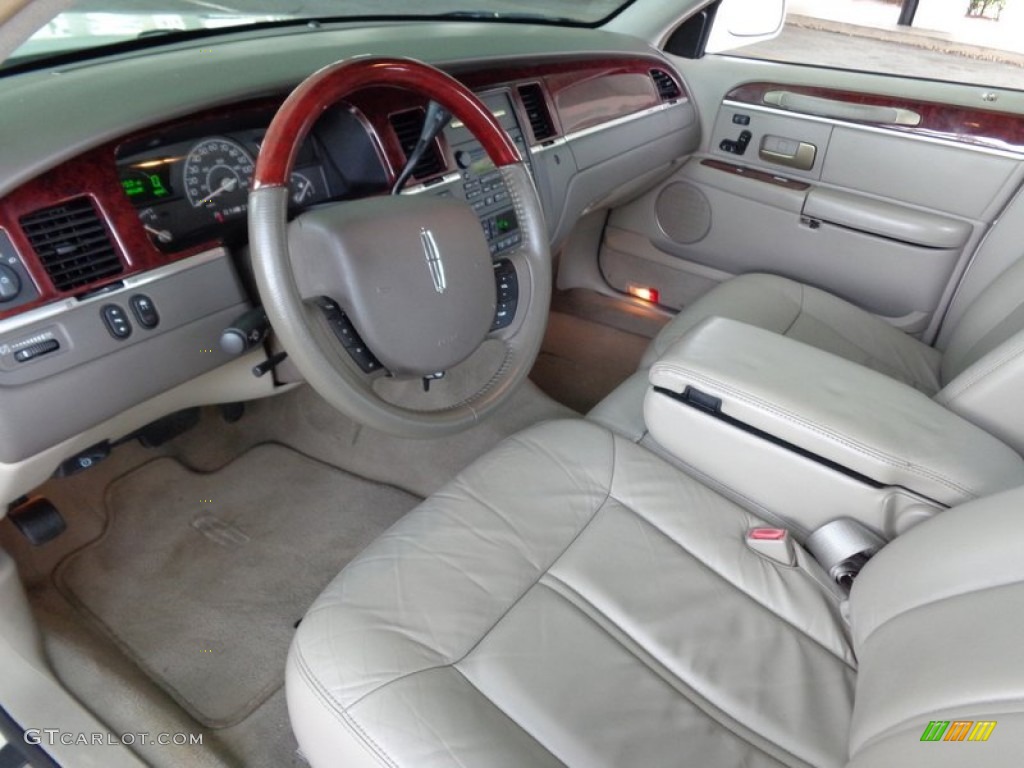 Medium Light Stone/Dark Stone Interior 2005 Lincoln Town Car Signature Limited Photo #88625677