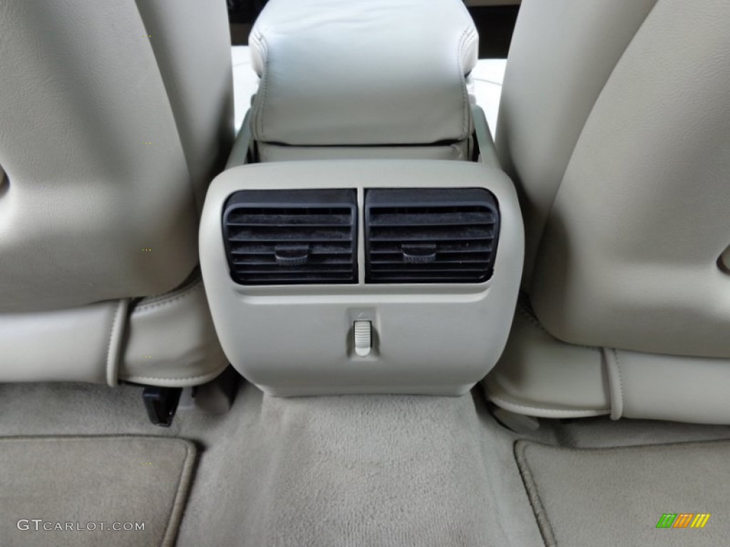 2005 Town Car Signature Limited - Ceramic White Tri-Coat / Medium Light Stone/Dark Stone photo #54
